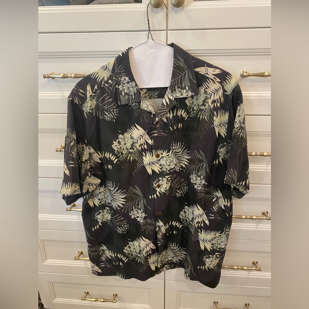 Tommy Bahama Original Fit 100 % Silk Hawaiian Shirt Men’s Size M